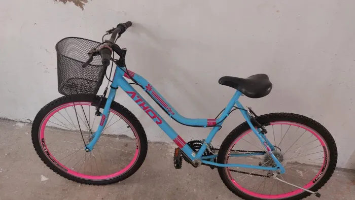 VENDO BICICLETA SEMI NOVA. 900,00