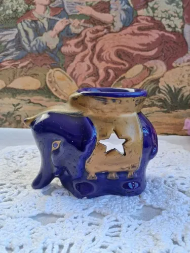 Castiçal em formato de elefante de ceramica