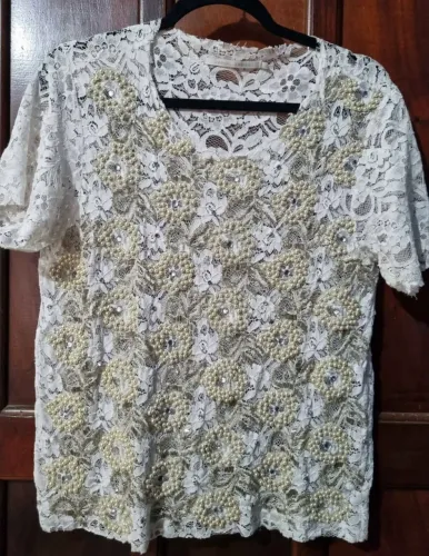 Blusa branca de renda com detalhes em pedraria | Marca: Carol Arbex