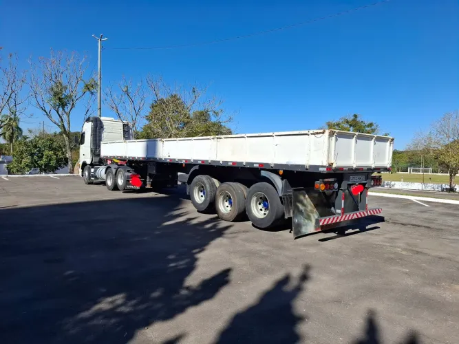 Carreta Randon carga seca com locks<br><br>8 locks porta container
