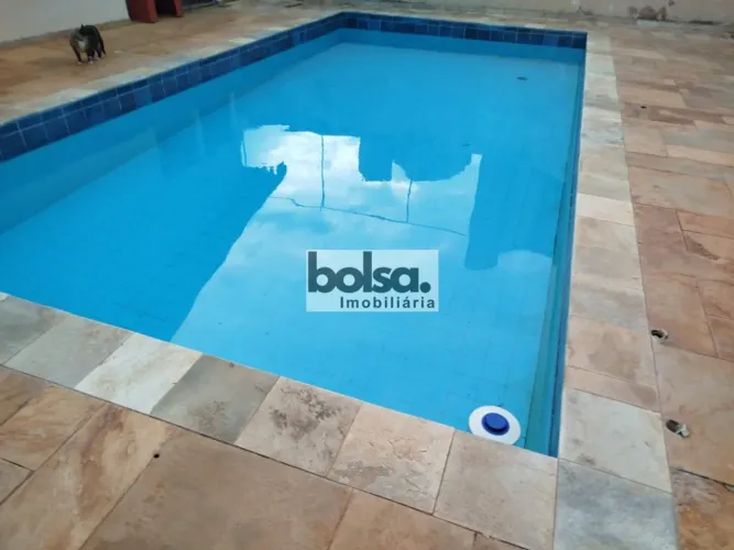Casa toda construída com tijolinhos, excelente localização, tanto residencial como comerci
