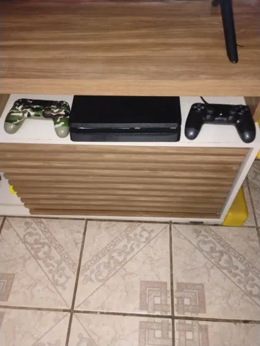 Playstation 4 slim hd 1 tera conservado e limpo com jogos. Sem defeitos. Ac cartão