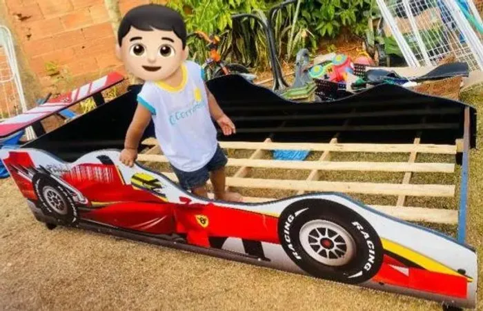 Vende se cama infantil , a cama já vem com colchão.
