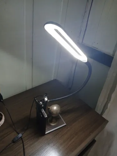 Vende-se luminária de mesa uma tem garra
