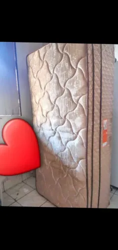 Vendo essa cama box em perfeito estado na cor dourado ou Amarelo de solteirão motivoViagem