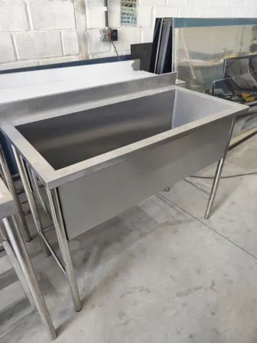 Tanque inox 0,60×0,50×0,90 m (tampo chapa 22#, pés 1½")