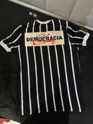 Camisa Corinthians Listrada Preta e Branca Retrô/Torcedor Democracia corinthiana