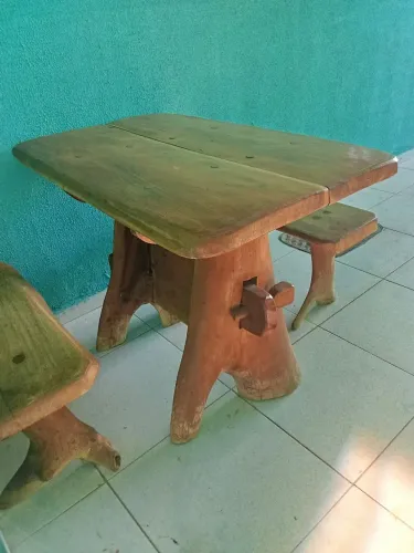 Mesa de madeira rústica completa pequena medida 130x50 novinha vendo barato pra sair logo