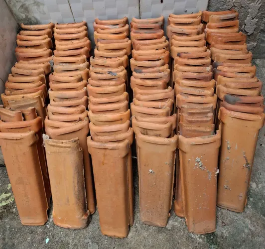 Vendo estas 213 telhas. Por 230 reais.