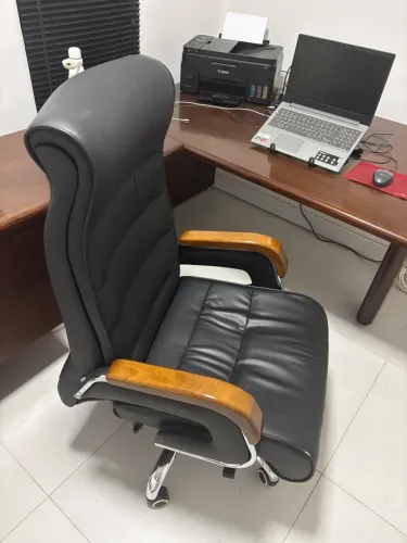 Mesa de escritório e cadeira giratória 