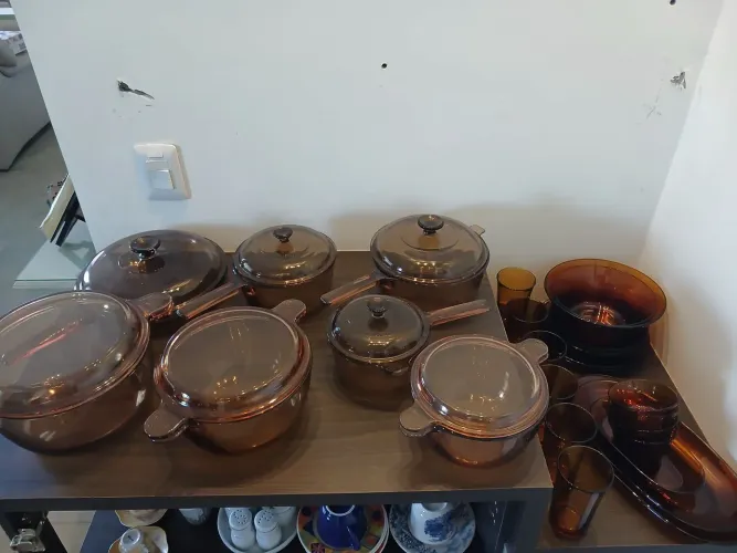 Panelas e recipientes de vidro ambar
