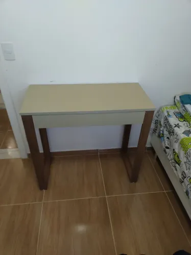 Linda mesa de estudo com gaveta e um preço imperdível