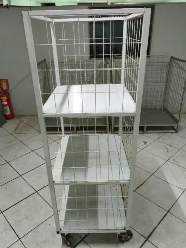Expositor quadrado de 3 divisões e com rodas