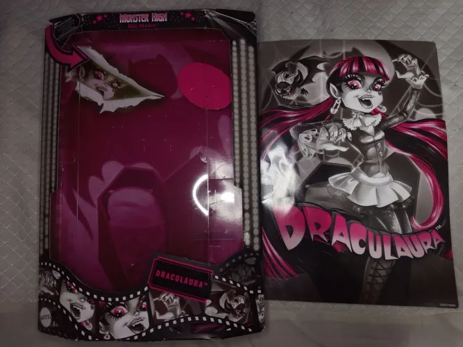 Caixa e pôster draculaura reel drama - Monster high