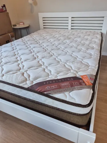 Cama com cabeceira branca
