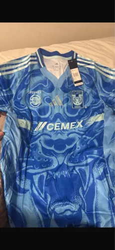 Camisa Tigres II modelo Torcedor 25/26 na etiqueta