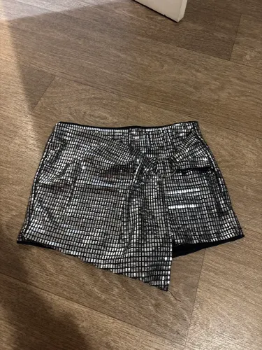 Shorts saia de brilho