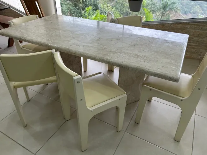 Mesa de jantar de mármore