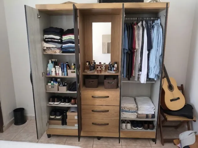Guarda-Roupa 4 Portas com Espelho Central e 3 Gavetas