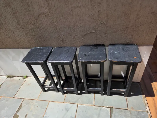 4 bancos de madeira