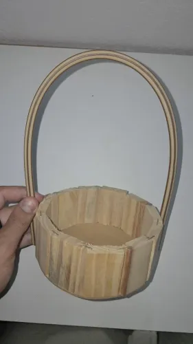Cesta de madeira para presente 