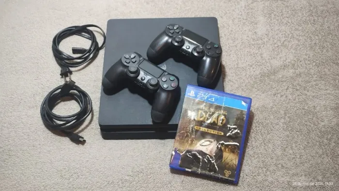 PLAY STATION 4 SLIM 