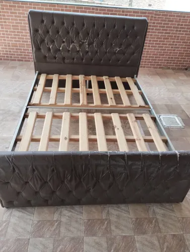 Cama Queen casal sem cochão com cabeceira e piseira