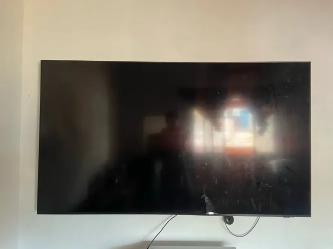 Vende-se TV Samsung 65" DU7700 Crystal 4K - Tela Trincada para Retirada de Peças