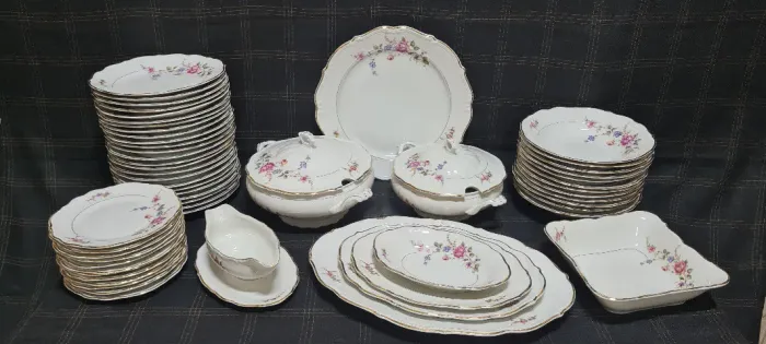 Belíssimo jogo de jantar em porcelana polonesa da marca C.T. Tielsch Walbrzych