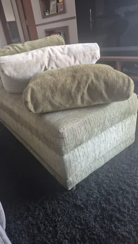 Chaise, usada. Cor verde, com rodas