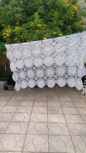 Peça artesanal em crochê branco 
