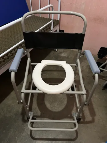 Cadeira de banho higiênica seminova - pouco uso