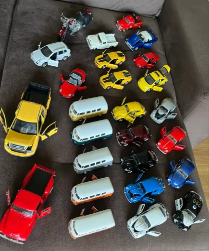 Coleção 1/32 Volkswagen Fusca, Kombi entre outros.
