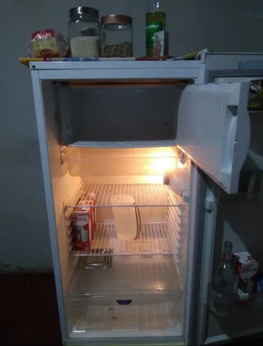GELADEIRA DAKO EM EXCELENTE ESTADO DE CONSERVAÇÃO 127 V