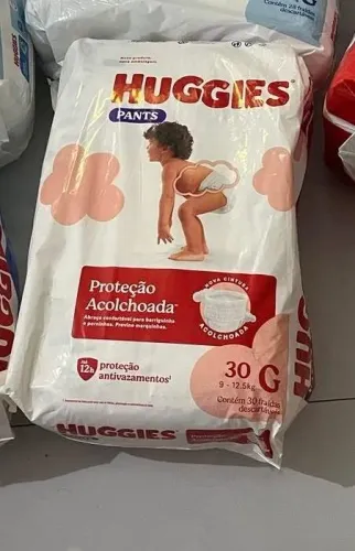 Vendo Fraldas (Somente as das foto) - São 3 pacotes (dois M e um G) - preço na legenda