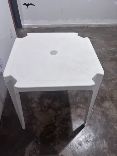 Mesa branca de plástico usada