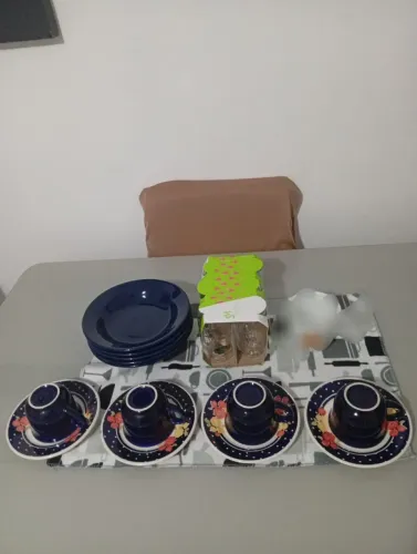 Conjunto de pratos, xícaras e copos