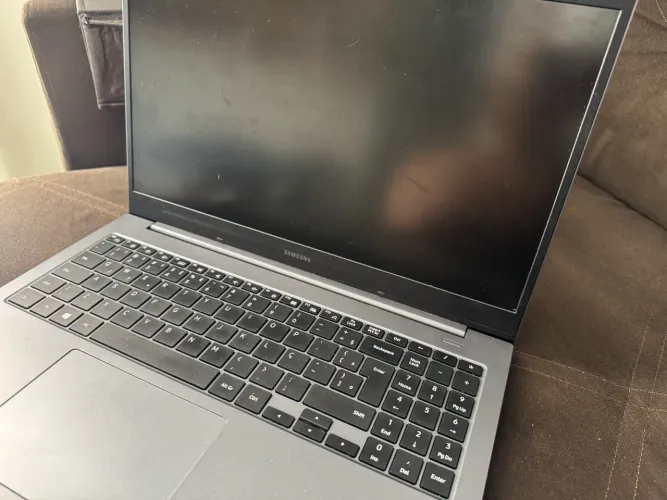Vendo Notebook semi novo sem nenhuma marca de uso