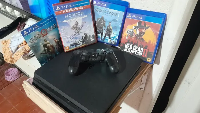 PS4 Slim 1 TB + Controle + 4 jogos com caixas originais. 