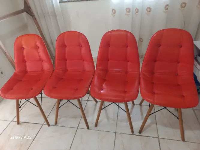 Cadeira Eiffel com pé palito.
