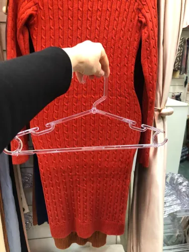 Vendo 50 cabides em acrílico altamente resistentes.