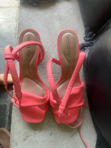 Sandália Salto rosa de bloco com amarração 