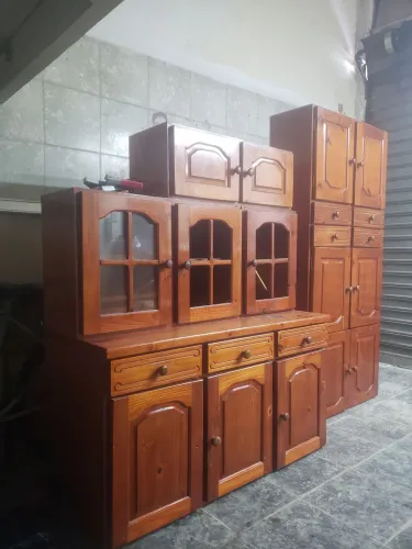 Armário em madeira maciça $500
