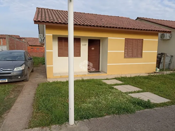 Casa em condomínio com 02 quartos no bairro Diácono Luiz Pozzobon/Camobi em Santa Maria.
