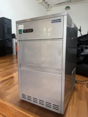 Máquina de Gelo Profissional 50 kgs 220V Inox FGB50 Frigopro
