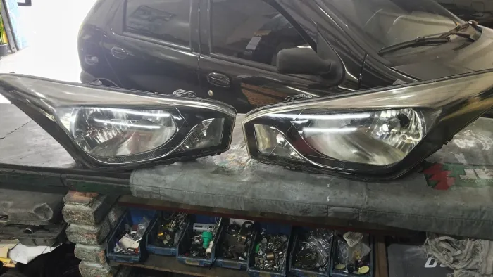 Par de farol HB20 fundo preto