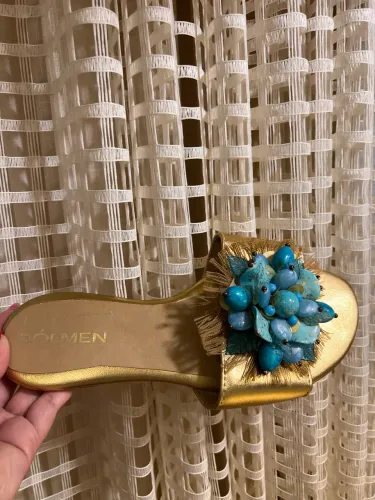 Sandália turquesa com dourado 