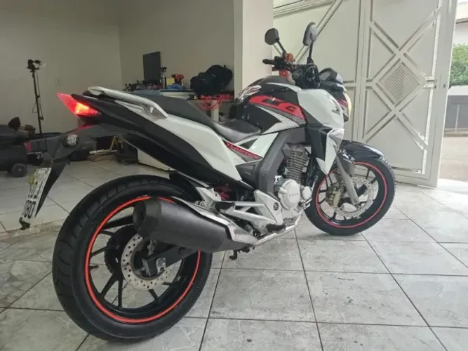 Vendo moto Twister 250cc ano 2019