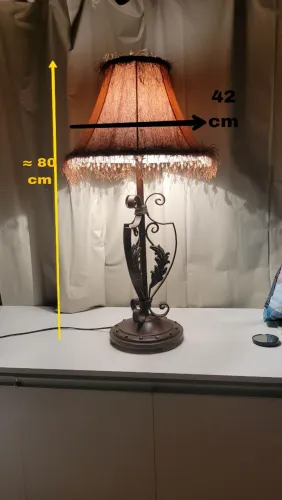 Abajur Clássico de Mesa Grande em Ferro Trabalhado com Cúpula Decorativa - 80 cm