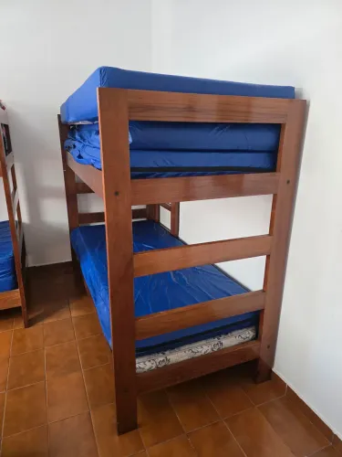Beliche de madeira maciça, com proteção e escada, muito bem conservada 
